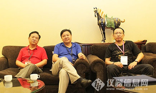 昆山市超聲儀器有限公司副總劉立人，在“專業(yè)教學(xué)實(shí)驗(yàn)室建設(shè)”計(jì)劃項(xiàng)目中發(fā)表重要講話，并代表公司捐贈價(jià)值